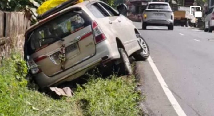 കോന്നിയിൽ ശബരിമല തീർഥാടകരുടെ വാഹനം അപകടത്തിൽപ്പെട്ടു കോന്നിയിൽ ശബരിമല തീർഥാടകരുടെ വാഹനം അപകടത്തിൽപ്പെട്ടു