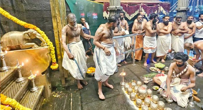 ഭക്തര്ക്ക് സായൂജ്യമേകി പൊന്നുപതിനെട്ടാം പടിയില് പടിപൂജ ഭക്തര്ക്ക് സായൂജ്യമേകി പൊന്നുപതിനെട്ടാം പടിയില് പടിപൂജ