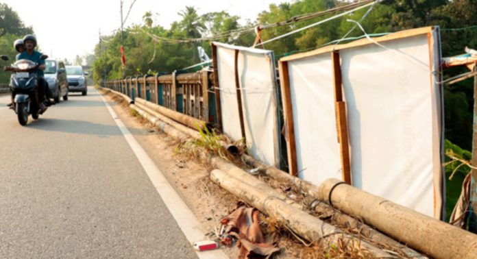 കൈപ്പട്ടൂര് പാലത്തിന് ഫ്ലെക്സ് ബോര്ഡ് കൊണ്ട് കൈവരികള് തീര്ത്ത് മാതൃകയായി പൊതുമരാമത്ത് വകുപ്പ് – കോന്നി എം.എല്.എയും തിരിഞ്ഞുനോക്കുന്നില്ല കൈപ്പട്ടൂര് പാലത്തിന് ഫ്ലെക്സ് ബോര്ഡ് കൊണ്ട് കൈവരികള് തീര്ത്ത് മാതൃകയായി പൊതുമരാമത്ത് വകുപ്പ് – കോന്നി എം.എല്.എയും തിരിഞ്ഞുനോക്കുന്നില്ല