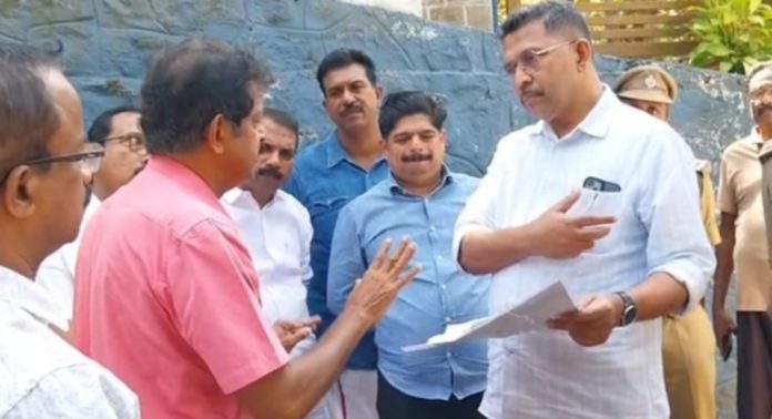 കല്ലേലിയിലെ കാട്ടാന ആക്രമണത്തില് ഹൈക്കോടതി നിയോഗിച്ച അമിക്കസ്ക്യൂറി തെളിവെടുപ്പ് നടത്തി കല്ലേലിയിലെ കാട്ടാന ആക്രമണത്തില് ഹൈക്കോടതി നിയോഗിച്ച അമിക്കസ്ക്യൂറി തെളിവെടുപ്പ് നടത്തി