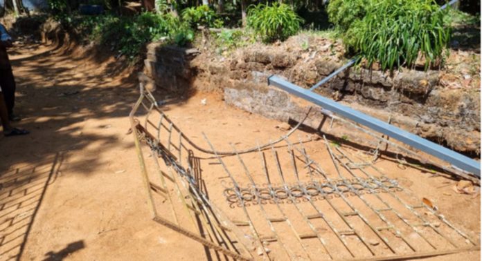 കല്ലേലിയില് കാട്ടാന വീടിന്റെ ഗേറ്റ് തകര്ത്തു – ഭീതിയോടെ ഒരു ഗ്രാമം കല്ലേലിയില് കാട്ടാന വീടിന്റെ ഗേറ്റ് തകര്ത്തു – ഭീതിയോടെ ഒരു ഗ്രാമം