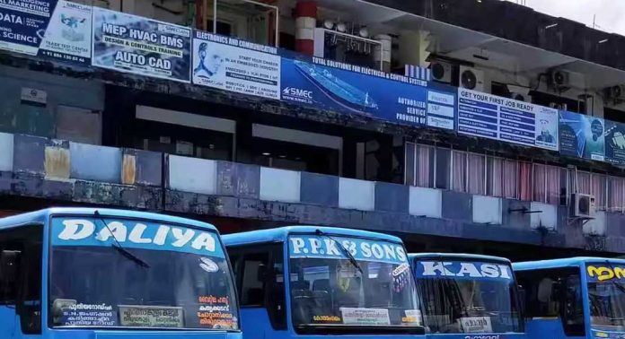 യാത്രക്കാർക്ക് അപകട കെണിയായി എറണാകുളം കലൂർ പ്രൈവറ്റ് ബസ് സ്റ്റാൻഡ് യാത്രക്കാർക്ക് അപകട കെണിയായി എറണാകുളം കലൂർ പ്രൈവറ്റ് ബസ് സ്റ്റാൻഡ്
