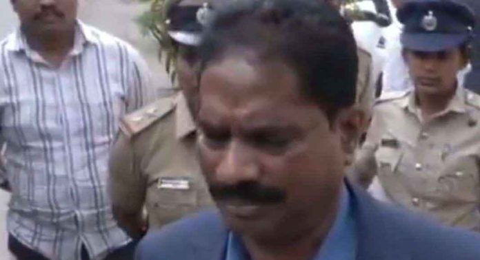 യുവതിയുമായുള്ള അശ്ലീല വീഡിയോ കുരുക്കായി ; കർണാടക ഡിജിപി ആർ. രാമചന്ദ്ര റാവുവിന് സസ്പെൻഷൻ യുവതിയുമായുള്ള അശ്ലീല വീഡിയോ കുരുക്കായി ; കർണാടക ഡിജിപി ആർ. രാമചന്ദ്ര റാവുവിന് സസ്പെൻഷൻ