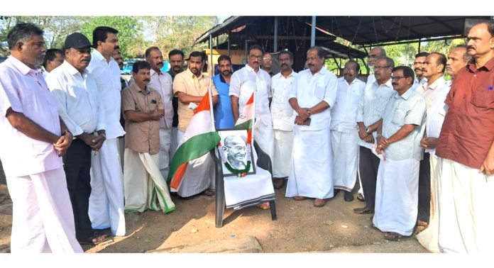 പന്തളം മണ്ഡലം കോണ്ഗ്രസ് കമ്മിറ്റിയുടെ നേതൃത്വത്തിൽ രാഷ്ട്രപിതാവ് മഹാത്മാഗാന്ധിയുടെ രക്തസാക്ഷിത്വ ദിനം ആചരിച്ചു പന്തളം മണ്ഡലം കോണ്ഗ്രസ് കമ്മിറ്റിയുടെ നേതൃത്വത്തിൽ രാഷ്ട്രപിതാവ് മഹാത്മാഗാന്ധിയുടെ രക്തസാക്ഷിത്വ ദിനം ആചരിച്ചു