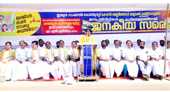 400 കോടി രൂപയുടെ ജലജീവന് മിഷന് അട്ടിമറിച്ച് ജനങ്ങളുടെ കുടിവെള്ളം മുട്ടിച്ചു : കോന്നി മിനി സിവില് സ്റ്റേഷനിലേക്ക് നടത്തിയ കോണ്ഗ്രസ് മാര്ച്ച് അക്രമാസക്തമായി 400 കോടി രൂപയുടെ ജലജീവന് മിഷന് അട്ടിമറിച്ച് ജനങ്ങളുടെ കുടിവെള്ളം മുട്ടിച്ചു : കോന്നി മിനി സിവില് സ്റ്റേഷനിലേക്ക് നടത്തിയ കോണ്ഗ്രസ് മാര്ച്ച് അക്രമാസക്തമായി
