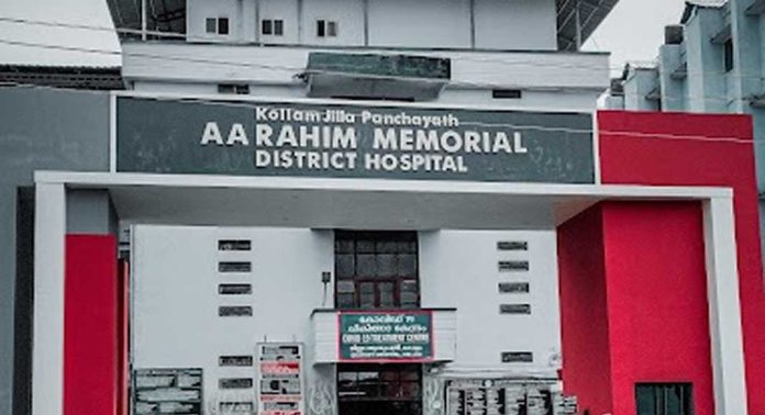 കൊല്ലം ജില്ലാ ആശുപത്രിയിലെ സീലിങ്ങിലെ കോൺക്രീറ്റ് പാളികൾ അടർന്നു വീണു കൊല്ലം ജില്ലാ ആശുപത്രിയിലെ സീലിങ്ങിലെ കോൺക്രീറ്റ് പാളികൾ അടർന്നു വീണു