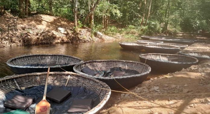 അടവി കുട്ടവഞ്ചി സവാരി കേന്ദ്രത്തിൽ ലഭിക്കുന്ന വരുമാനം പുറത്തുവിടാതെ വനം വകുപ്പ് അടവി കുട്ടവഞ്ചി സവാരി കേന്ദ്രത്തിൽ ലഭിക്കുന്ന വരുമാനം പുറത്തുവിടാതെ വനം വകുപ്പ്