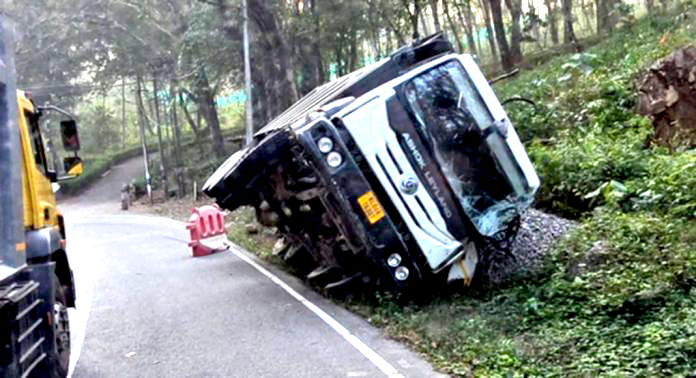 മണിയാര് പോലീസ് ക്യാമ്പിന് സമീപം ടോറസ് ലോറി മറിഞ്ഞു ; ഓവര് ലോഡും അമിത വേഗതയുമെന്ന് നാട്ടുകാര് മണിയാര് പോലീസ് ക്യാമ്പിന് സമീപം ടോറസ് ലോറി മറിഞ്ഞു ; ഓവര് ലോഡും അമിത വേഗതയുമെന്ന് നാട്ടുകാര്