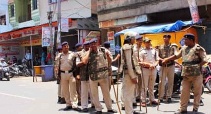 മധ്യപ്രദേശിൽ സാമുദായിക സംഘർഷം: ബസിന് തീവച്ചു ; വീടുകൾക്കും കടകൾക്കും നേരെ കല്ലേറ് മധ്യപ്രദേശിൽ സാമുദായിക സംഘർഷം: ബസിന് തീവച്ചു ; വീടുകൾക്കും കടകൾക്കും നേരെ കല്ലേറ്