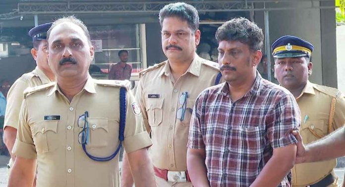 മാളിക്കടവിൽ യുവതിയെ വിളിച്ച് വരുത്തി കൊന്ന സംഭവം ; പ്രതിയും ഭാര്യയും ചേർന്ന് മൃതദേഹം കാറിൽ കയറ്റുന്ന സിസിടിവി ദൃശ്യങ്ങൾ പുറത്ത് മാളിക്കടവിൽ യുവതിയെ വിളിച്ച് വരുത്തി കൊന്ന സംഭവം ; പ്രതിയും ഭാര്യയും ചേർന്ന് മൃതദേഹം കാറിൽ കയറ്റുന്ന സിസിടിവി ദൃശ്യങ്ങൾ പുറത്ത്