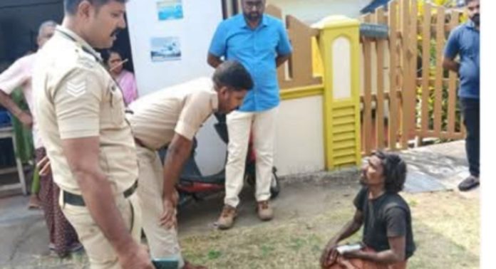 വഴി തെറ്റിയലഞ്ഞ അയ്യപ്പ ഭക്തന് തുണയായി പന്തളം ജനമൈത്രി പോലീസ് വഴി തെറ്റിയലഞ്ഞ അയ്യപ്പ ഭക്തന് തുണയായി പന്തളം ജനമൈത്രി പോലീസ്