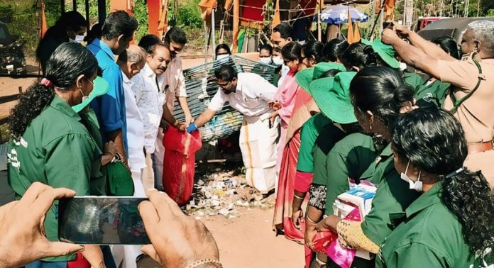 പഴവങ്ങാടി ഗ്രാമപഞ്ചായത്തിലെ തീർഥാടന പാതകള് ഹരിത കർമ്മസേന ശുചീകരിച്ചു പഴവങ്ങാടി ഗ്രാമപഞ്ചായത്തിലെ തീർഥാടന പാതകള് ഹരിത കർമ്മസേന ശുചീകരിച്ചു