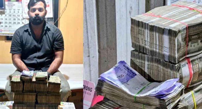 വൻ കുഴൽപ്പണ വേട്ട ; യാത്രക്കാരനിൽ നിന്ന് 31 ലക്ഷത്തിലേറെ രൂപ പിടികൂടി വൻ കുഴൽപ്പണ വേട്ട ; യാത്രക്കാരനിൽ നിന്ന് 31 ലക്ഷത്തിലേറെ രൂപ പിടികൂടി