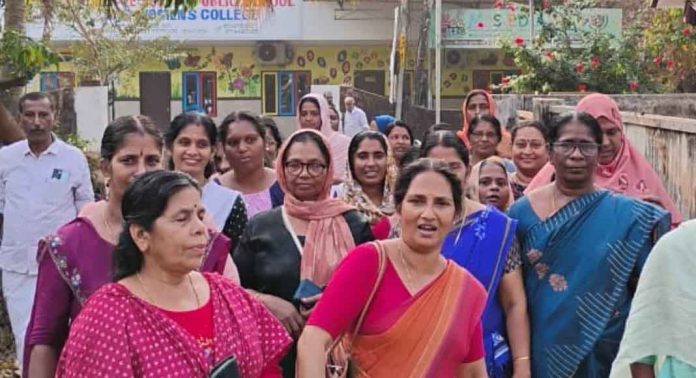 കൊച്ചിയിൽ അംഗൻവാടി ടീച്ചർക്കും ഹെല്പർക്കും നേരെ മാനസിക വെല്ലുവിളി നേരിടുന്നയാളുടെ ആക്രമണം കൊച്ചിയിൽ അംഗൻവാടി ടീച്ചർക്കും ഹെല്പർക്കും നേരെ മാനസിക വെല്ലുവിളി നേരിടുന്നയാളുടെ ആക്രമണം
