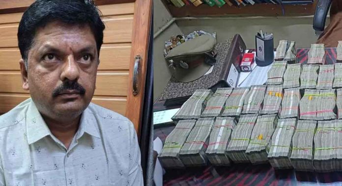 പാലക്കാട്ട് കാറിൽ കടത്തുകയായിരുന്ന 1.18 കോടി രൂപ പിടികൂടി പാലക്കാട്ട് കാറിൽ കടത്തുകയായിരുന്ന 1.18 കോടി രൂപ പിടികൂടി