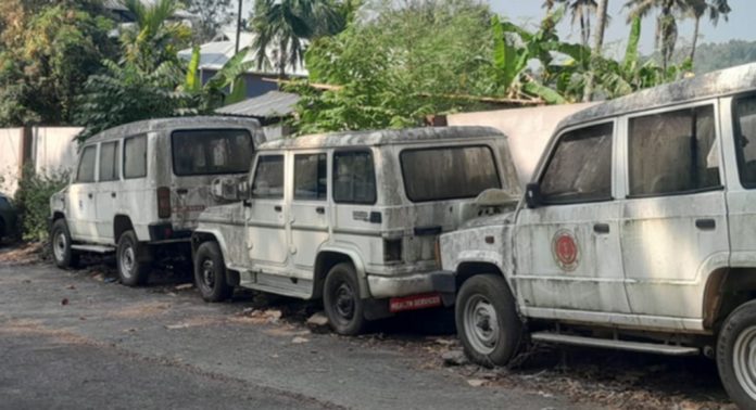 വാഹനങ്ങളുടെ ശവപ്പറമ്പായി പത്തനംതിട്ടയിലെ സര്ക്കാര് ഓഫീസുകളുടെ പരിസരം വാഹനങ്ങളുടെ ശവപ്പറമ്പായി പത്തനംതിട്ടയിലെ സര്ക്കാര് ഓഫീസുകളുടെ പരിസരം
