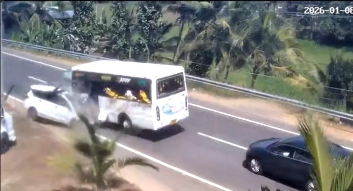 റാന്നി മന്ദിരം പടിയില് ശബരിമല തീര്ഥാടകര് സഞ്ചരിച്ച കാറും ബസും തമ്മില് കൂടിയിടിച്ചു ; ഒരാള് മരിച്ചു – 4 പേര്ക്ക് പരിക്ക് റാന്നി മന്ദിരം പടിയില് ശബരിമല തീര്ഥാടകര് സഞ്ചരിച്ച കാറും ബസും തമ്മില് കൂടിയിടിച്ചു ; ഒരാള് മരിച്ചു – 4 പേര്ക്ക് പരിക്ക്