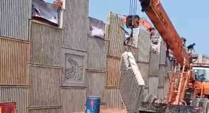 ചിറങ്ങരയില് മേല്പ്പാല നിര്മ്മാണത്തിനിടെ അപകടം ; യാത്രികര് തലനാരിഴയ്ക്ക് രക്ഷപ്പെട്ടു ചിറങ്ങരയില് മേല്പ്പാല നിര്മ്മാണത്തിനിടെ അപകടം ; യാത്രികര് തലനാരിഴയ്ക്ക് രക്ഷപ്പെട്ടു