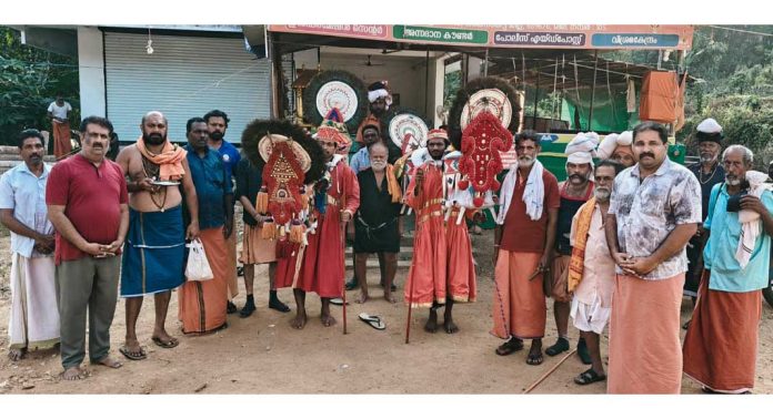 ശബരിമല ക്ഷേത്രോൽപത്തിയോളം പഴക്കമുള്ള ആചാരപ്പെരുമ പേറി കല്ലട കാവടി സംഘത്തിന് പ്ലാച്ചേരിയില് സ്വീകരണം നല്കി ശബരിമല ക്ഷേത്രോൽപത്തിയോളം പഴക്കമുള്ള ആചാരപ്പെരുമ പേറി കല്ലട കാവടി സംഘത്തിന് പ്ലാച്ചേരിയില് സ്വീകരണം നല്കി