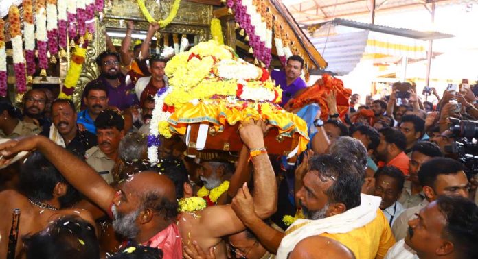 തിരുവാഭരണ ഘോഷയാത്ര ആരംഭിച്ചു തിരുവാഭരണ ഘോഷയാത്ര ആരംഭിച്ചു