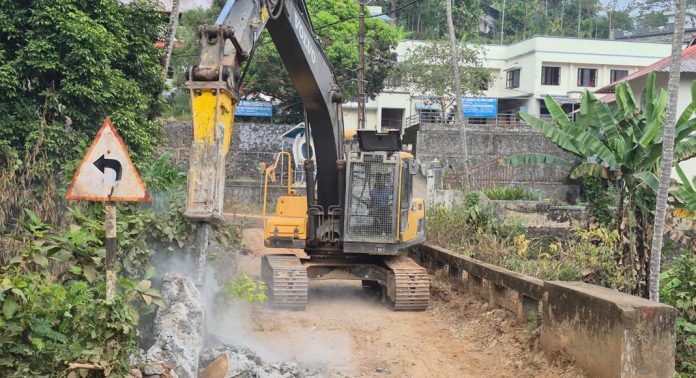 പുതിയ പാലം പണിയ്ക്കായി ഉറുമ്പിനി പാലം പൊളിച്ചു മാറ്റി പുതിയ പാലം പണിയ്ക്കായി ഉറുമ്പിനി പാലം പൊളിച്ചു മാറ്റി