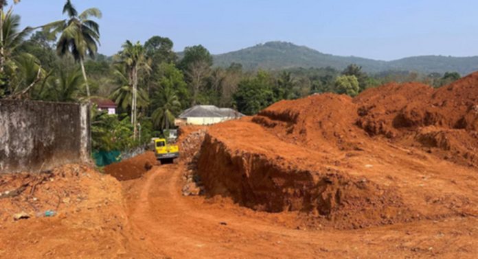 തണ്ണിത്തോട് സ്റ്റേഡിയം പുനര്നിര്മ്മാണത്തിന്റെ മറവില് മണ്ണ് കടത്താന് ശ്രമം ; പ്രതിഷേധവുമായി യു.ഡി.എഫ് തണ്ണിത്തോട് സ്റ്റേഡിയം പുനര്നിര്മ്മാണത്തിന്റെ മറവില് മണ്ണ് കടത്താന് ശ്രമം ; പ്രതിഷേധവുമായി യു.ഡി.എഫ്