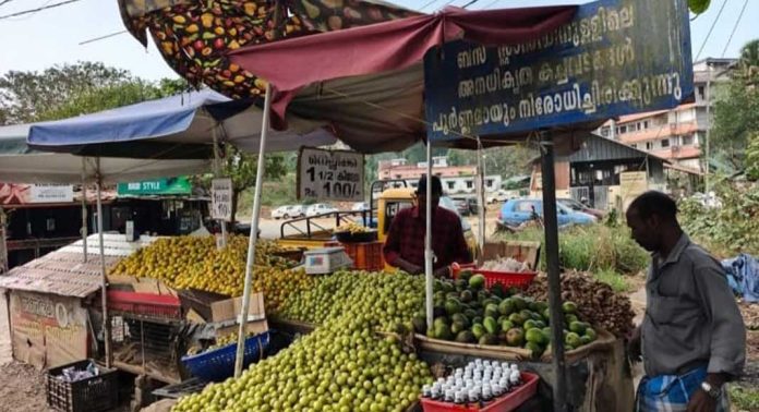 നിയമം ബോർഡിലൊതുങ്ങി ; ഇട്ടിയപ്പാറ ബസ് സ്റ്റാൻഡിൽ നിരോധനത്തിന് താഴെ തകൃതിയായി അനധികൃത കച്ചവടം നിയമം ബോർഡിലൊതുങ്ങി ; ഇട്ടിയപ്പാറ ബസ് സ്റ്റാൻഡിൽ നിരോധനത്തിന് താഴെ തകൃതിയായി അനധികൃത കച്ചവടം