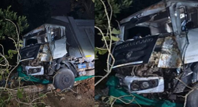 ഇലവുംതിട്ടയില് ടിപ്പര് ലോറി നിയന്ത്രണം വിട്ടു മറിഞ്ഞു ഇലവുംതിട്ടയില് ടിപ്പര് ലോറി നിയന്ത്രണം വിട്ടു മറിഞ്ഞു