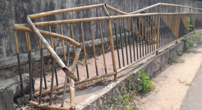 കാല്നടയാത്രക്കാര്ക്ക് ഭീഷണിയായി സംസ്ഥാന പാതയില് അപകടത്തില് തകര്ന്ന വേലികള് കാല്നടയാത്രക്കാര്ക്ക് ഭീഷണിയായി സംസ്ഥാന പാതയില് അപകടത്തില് തകര്ന്ന വേലികള്