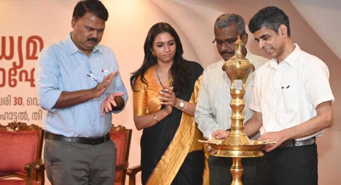 യുദ്ധവും ദുരന്തവും മത്സര റിപ്പോർട്ടിങ്ങിനുള്ള വേദിയല്ല : മാധ്യമപ്രവർത്തക അഞ്ജന ശങ്കർ യുദ്ധവും ദുരന്തവും മത്സര റിപ്പോർട്ടിങ്ങിനുള്ള വേദിയല്ല : മാധ്യമപ്രവർത്തക അഞ്ജന ശങ്കർ