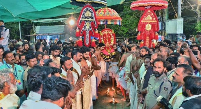 വിളക്കെഴുന്നള്ളത്ത്, നായാട്ടുവിളിക്ക് സമാപനം വിളക്കെഴുന്നള്ളത്ത്, നായാട്ടുവിളിക്ക് സമാപനം