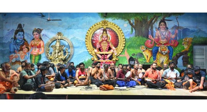 സന്നിധാനം അയ്യപ്പ കീര്ത്തനങ്ങളാല് മുഖരിതമാക്കി ഭജന സംഘം സന്നിധാനം അയ്യപ്പ കീര്ത്തനങ്ങളാല് മുഖരിതമാക്കി ഭജന സംഘം