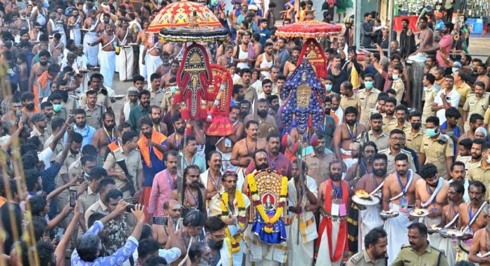 ഭക്തിസാന്ദ്രമായി അമ്പലപ്പുഴ, ആലങ്ങാട് സംഘങ്ങളുടെ ശീവേലി എഴുന്നള്ളത്ത് ഭക്തിസാന്ദ്രമായി അമ്പലപ്പുഴ, ആലങ്ങാട് സംഘങ്ങളുടെ ശീവേലി എഴുന്നള്ളത്ത്
