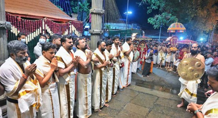 മകരവിളക്ക് മഹോത്സവം : പുരാതന വാമൊഴി ശീലുകളുമായി നായാട്ടുവിളി മകരവിളക്ക് മഹോത്സവം : പുരാതന വാമൊഴി ശീലുകളുമായി നായാട്ടുവിളി