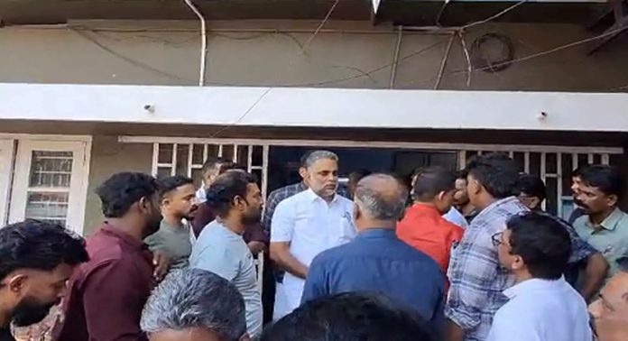 ഡിവൈഎഫ്ഐ പ്രവർത്തകനെ മർദിച്ചു ; താനൂര് പോലീസ് സ്റ്റേഷനിലേക്ക് സിപിഎം പ്രതിഷേധം ഡിവൈഎഫ്ഐ പ്രവർത്തകനെ മർദിച്ചു ; താനൂര് പോലീസ് സ്റ്റേഷനിലേക്ക് സിപിഎം പ്രതിഷേധം