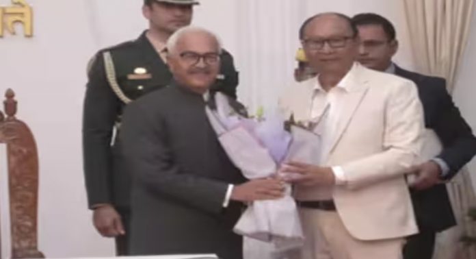 മണിപ്പുരിൽ പുതിയ സർക്കാർ സത്യപ്രതിജ്ഞ ചെയ്ത് അധികാരമേറ്റു മണിപ്പുരിൽ പുതിയ സർക്കാർ സത്യപ്രതിജ്ഞ ചെയ്ത് അധികാരമേറ്റു