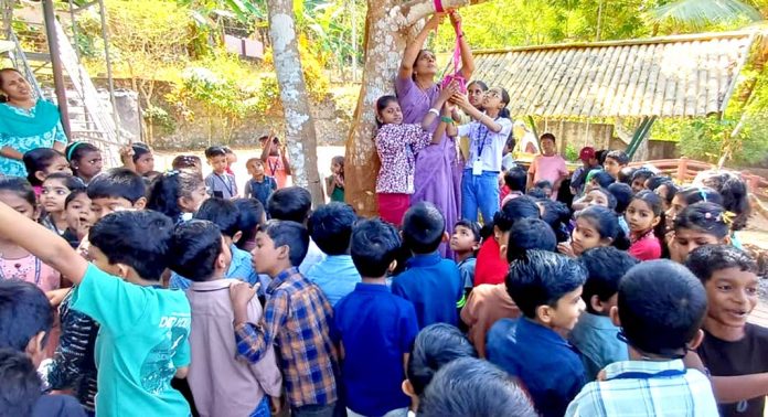 കനത്ത വേനലില് പക്ഷികൾക്ക് ദാഹജലം ഒരുക്കി മുറിഞ്ഞകൽ കൂടൽ ഗവൺമെന്റ് എൽപി സ്കൂളിലെ കുരുന്നുകള് കനത്ത വേനലില് പക്ഷികൾക്ക് ദാഹജലം ഒരുക്കി മുറിഞ്ഞകൽ കൂടൽ ഗവൺമെന്റ് എൽപി സ്കൂളിലെ കുരുന്നുകള്