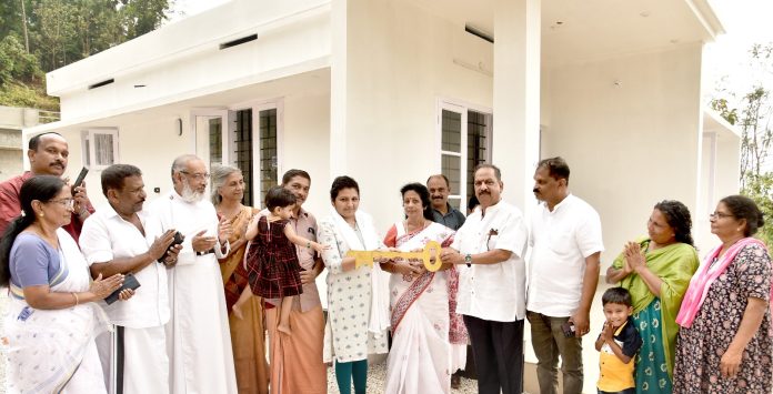 ഡോ. എം.എസ് സുനിലിന്റെ 372-ാമത് സ്നേഹഭവനം സിനിക്കും കുടുംബത്തിനും ഡോ. എം.എസ് സുനിലിന്റെ 372-ാമത് സ്നേഹഭവനം സിനിക്കും കുടുംബത്തിനും