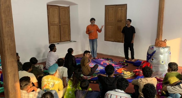 കൊച്ചി ബിനാലെയിൽ ഇന്ത്യൻ ആംഗ്യഭാഷാ ശിൽപശാല സംഘടിപ്പിച്ചു കൊച്ചി ബിനാലെയിൽ ഇന്ത്യൻ ആംഗ്യഭാഷാ ശിൽപശാല സംഘടിപ്പിച്ചു