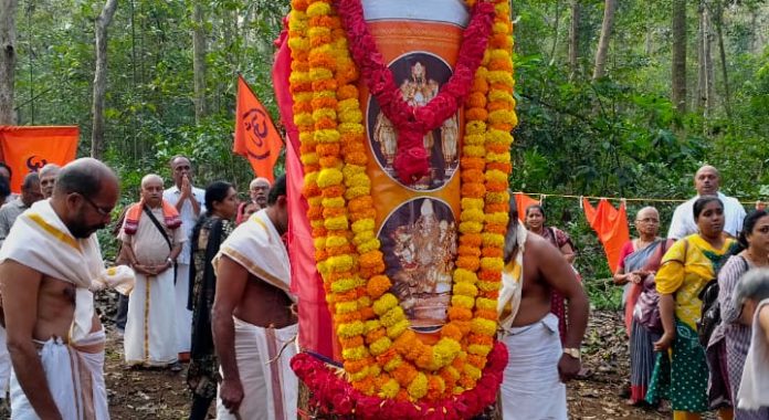 ആലപ്പുഴ അനന്തനാരായണപുരം ക്ഷേത്രത്തിന് കൊടിമരം നിർമ്മിക്കാൻ തേക്ക് മരം കോന്നിയിൽ നിന്ന് ആലപ്പുഴ അനന്തനാരായണപുരം ക്ഷേത്രത്തിന് കൊടിമരം നിർമ്മിക്കാൻ തേക്ക് മരം കോന്നിയിൽ നിന്ന്