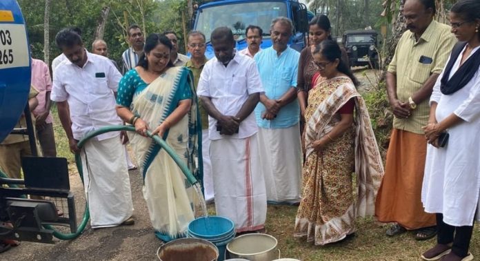 കുടിവെള്ളക്ഷാമത്തിന് പരിഹാരം ; ടാങ്കർ ലോറികളിൽ കുടിവെള്ളം എത്തിക്കുന്ന പദ്ധതി ആരംഭിച്ചു കുടിവെള്ളക്ഷാമത്തിന് പരിഹാരം ; ടാങ്കർ ലോറികളിൽ കുടിവെള്ളം എത്തിക്കുന്ന പദ്ധതി ആരംഭിച്ചു