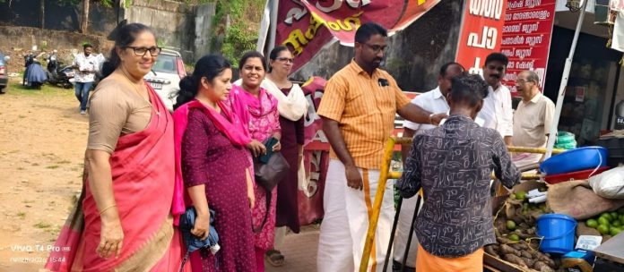 ഇട്ടിയപ്പാറ ടൗണിൽ നിയമവിരുദ്ധ വഴിയോര കച്ചവടം നിരോധിച്ചു ഇട്ടിയപ്പാറ ടൗണിൽ നിയമവിരുദ്ധ വഴിയോര കച്ചവടം നിരോധിച്ചു