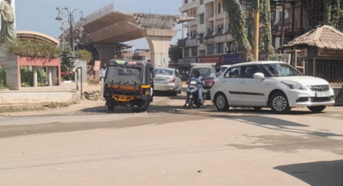 പത്തനംതിട്ട അബാന് ജംഗ്ഷനില് വാഹനയാത്രക്കാര്ക്ക് ദുരിതയാത്ര പത്തനംതിട്ട അബാന് ജംഗ്ഷനില് വാഹനയാത്രക്കാര്ക്ക് ദുരിതയാത്ര