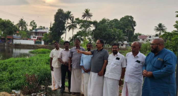 എടത്വ പള്ളി തോട്ടിൽ മാലിന്യം ; ദുർഗന്ധം വമിക്കുന്നുവെന്ന് എടത്വ വികസന സമിതി എടത്വ പള്ളി തോട്ടിൽ മാലിന്യം ; ദുർഗന്ധം വമിക്കുന്നുവെന്ന് എടത്വ വികസന സമിതി