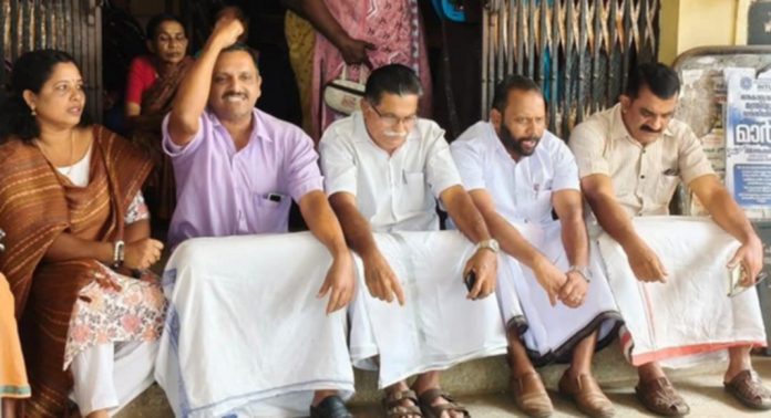 ഏഴംകുളം ഗ്രാമ പഞ്ചായത്തിലെ രൂക്ഷമായ കുടിവെള്ള ക്ഷാമം പരിഹരിക്കണം : അടൂര് വാട്ടര് അതോറിറ്റി ഓഫീസ് ഉപരോധിച്ചു ഏഴംകുളം ഗ്രാമ പഞ്ചായത്തിലെ രൂക്ഷമായ കുടിവെള്ള ക്ഷാമം പരിഹരിക്കണം : അടൂര് വാട്ടര് അതോറിറ്റി ഓഫീസ് ഉപരോധിച്ചു