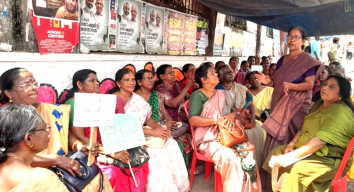 ഗ്രാറ്റുവിറ്റി ലഭിക്കുന്നതിന് സര്ക്കാര് ഫണ്ട് അനുവദിക്കണം : റിട്ടയേഡ് അങ്കണവാടി ജീവനക്കാര് നിരാഹാര സമരം നടത്തി ഗ്രാറ്റുവിറ്റി ലഭിക്കുന്നതിന് സര്ക്കാര് ഫണ്ട് അനുവദിക്കണം : റിട്ടയേഡ് അങ്കണവാടി ജീവനക്കാര് നിരാഹാര സമരം നടത്തി