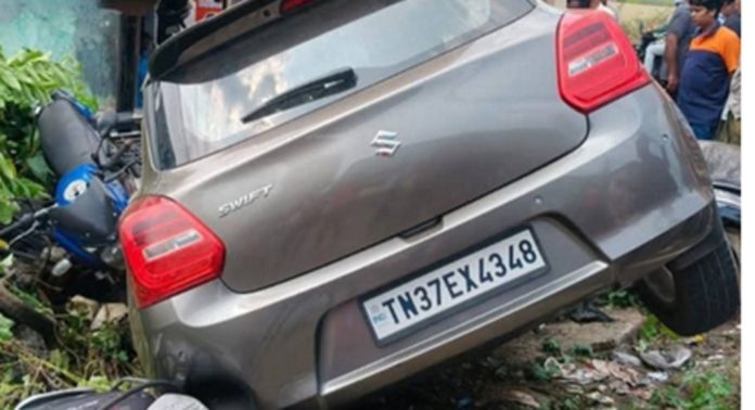 പത്തനംതിട്ട നഗരത്തില് നിയന്ത്രണം വിട്ട കാര് സ്കൂട്ടര് വര്ക്ഷോപ്പിലേക്ക് പാഞ്ഞുകയറി പത്തനംതിട്ട നഗരത്തില് നിയന്ത്രണം വിട്ട കാര് സ്കൂട്ടര് വര്ക്ഷോപ്പിലേക്ക് പാഞ്ഞുകയറി