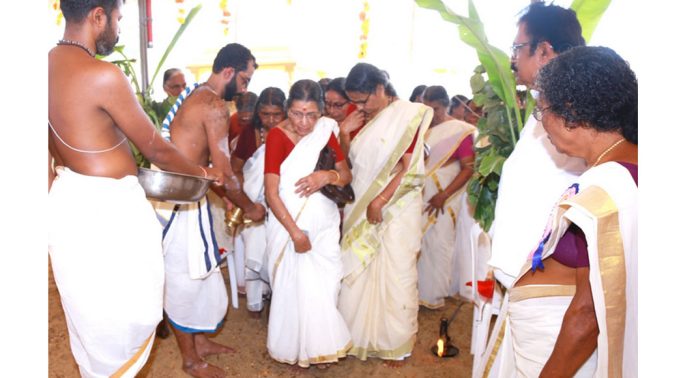 ചരിത്രസ്മരണ പുതുക്കി ചെറുകോല്പ്പുഴ പമ്പാതീരത്ത് മാതൃപൂജ (നിലാവൂട്ട്) നടന്നു ചരിത്രസ്മരണ പുതുക്കി ചെറുകോല്പ്പുഴ പമ്പാതീരത്ത് മാതൃപൂജ (നിലാവൂട്ട്) നടന്നു
