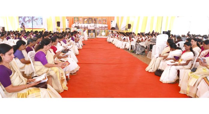 ഹിന്ദുമത പരിഷത്തിന്റെ അഞ്ചാം ദിവസമായ ഇന്ന് സമ്പൂർണ്ണ നാരായണീയ പാരായണം നടന്നു ഹിന്ദുമത പരിഷത്തിന്റെ അഞ്ചാം ദിവസമായ ഇന്ന് സമ്പൂർണ്ണ നാരായണീയ പാരായണം നടന്നു