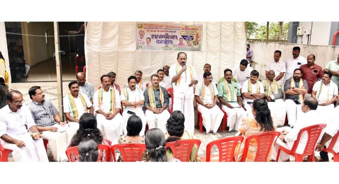 പിണറായി സര്ക്കാര് ജീവനക്കാരെ കൊള്ളയടിക്കുന്നു : പ്രൊഫ. സതീഷ് കൊച്ചുപറമ്പില് പിണറായി സര്ക്കാര് ജീവനക്കാരെ കൊള്ളയടിക്കുന്നു : പ്രൊഫ. സതീഷ് കൊച്ചുപറമ്പില്